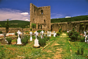 Castillo y cementerio