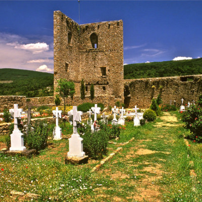 Castillo y cementerio